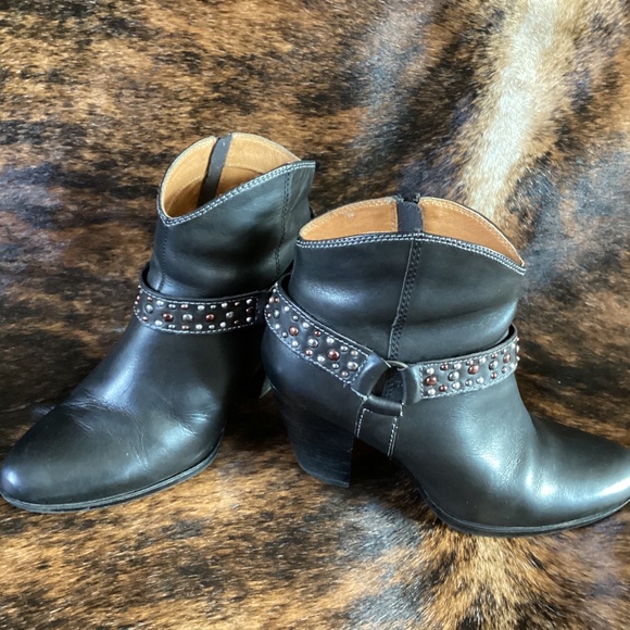 Sofft Since 1927 Black Leather Studd Design Ankle Boots - Picture 1 of 9